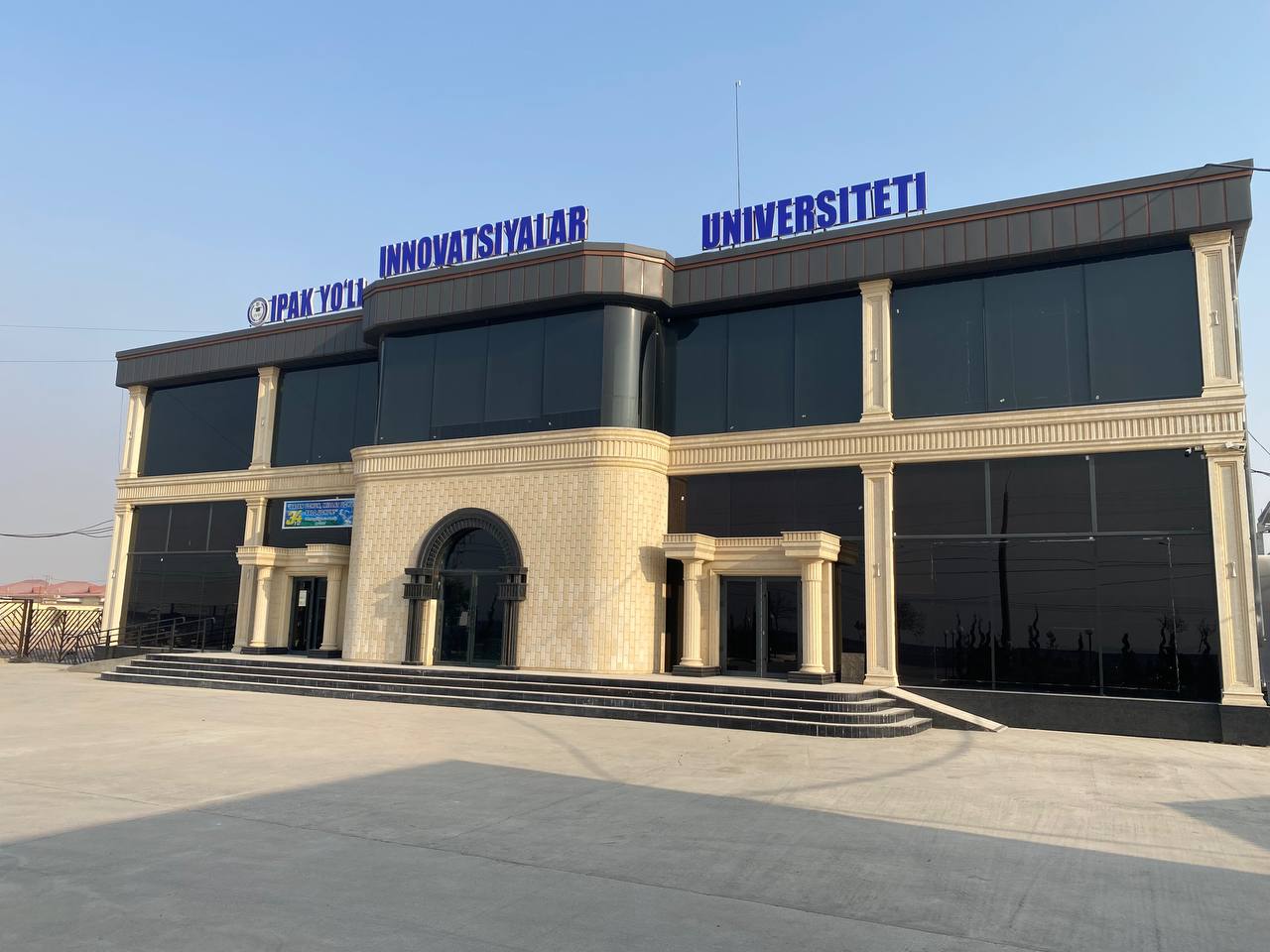 Ipak Yo'li Universiteti binosi